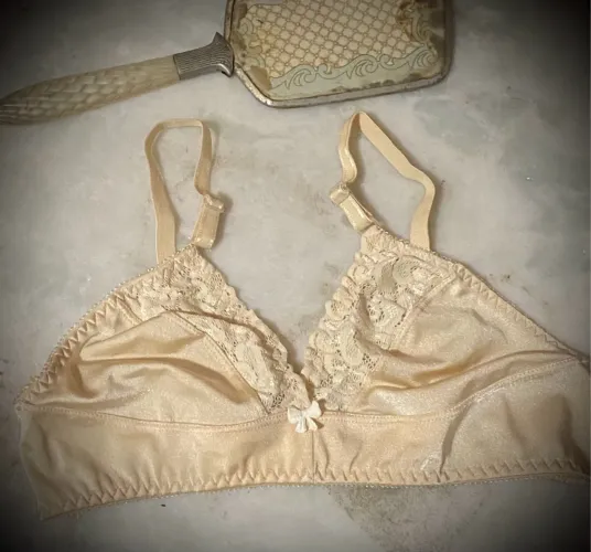 Sutiã vintage bege com detalhes em renda