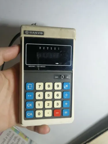 Calculadora sanyo antiga, pra decoração, leia