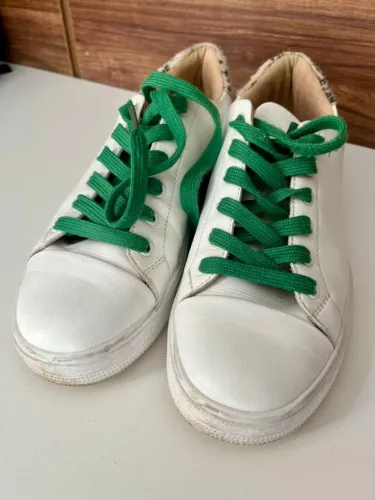 tenis de couro branco com detalhe em pelinho, cadarço verde, tamanho 39 europa 37 brasil