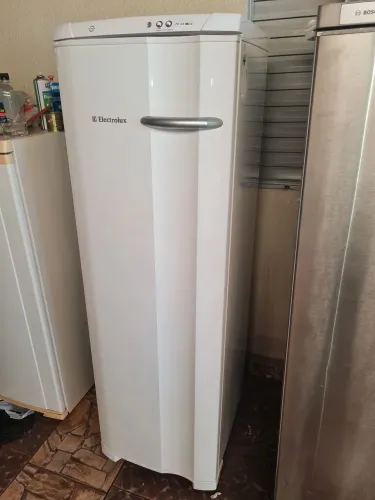 ? Freezer Electrolux F26 - 1 Porta, Econômico ? e Espaçoso ?<br>