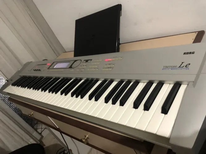 Korg Triton Le 76 Music Workstation