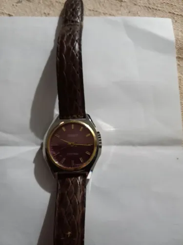 Relógio Vintage Dourado com Pulseira de Couro