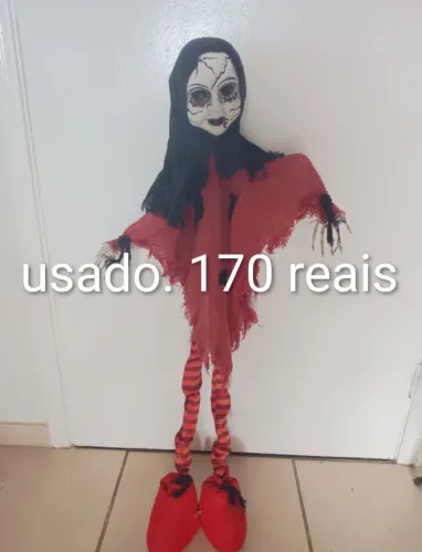 Bruxa em pe