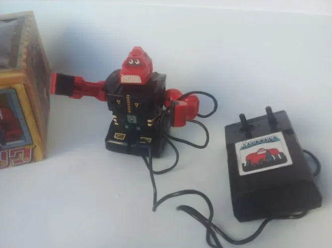 Antigo Robô por controle remoto Robocong Bandai, acompanha baterias