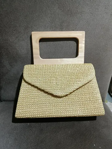 Bolsa linda de palha com forro. Chique com alça de madeira