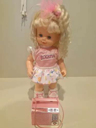 Boneca Rockita vintage com rádio funcionando