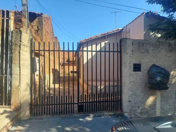 TERRENO COM DUAS CASAS 