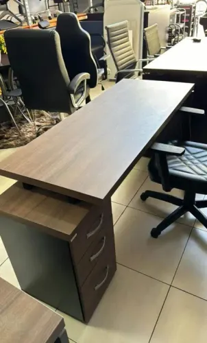 Mesa com gaveteiro pedestal marca Pandin 