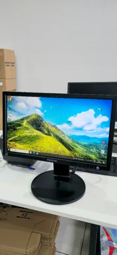 Monitor Positivo Tela 18,5" LCD LED DVI VGA Sem HDMI Resolução Máxima 1366 x 768 Regulagem