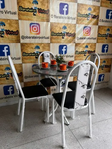 Lindo conjunto de mesa com tampo de granito e 4 cadeiras brancas com assentos pretos. Idea