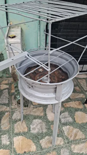 Churrasqueira artesanal com roda de carro