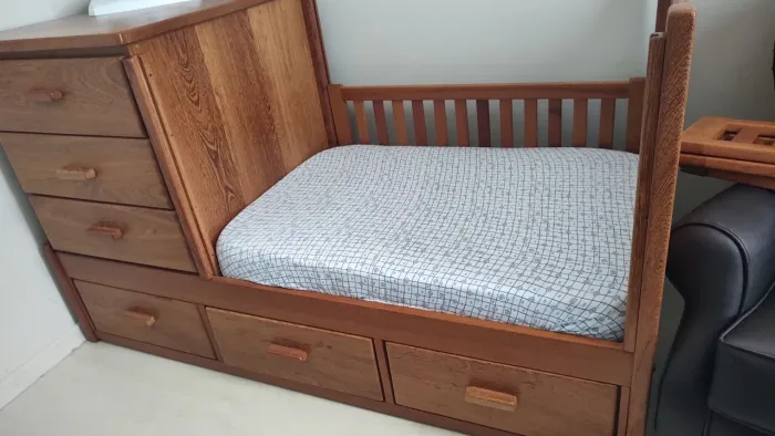 Berço/mini-cama em madeira angelim pedra