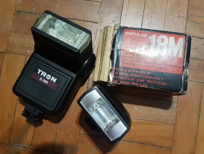 2 flashes antigos para camera, Tron e Popular, no estado p/ teste, conserto ou antiguidade