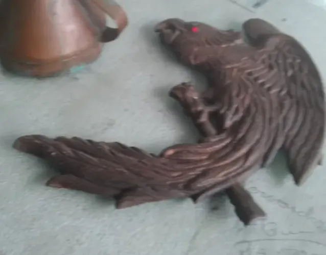 Escultura de metal de águia