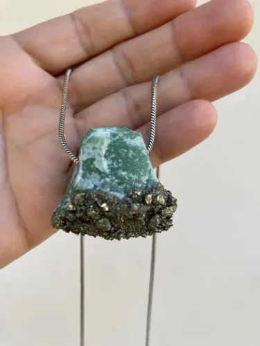 Colar com Pingente Difusor Pessoal de Quartzo Verde e Pirita Peruana. 