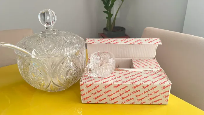 Poncheira de cristal, concha e 06 canecas 