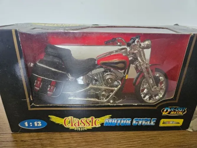 Moto miniatura vermelha 1:13