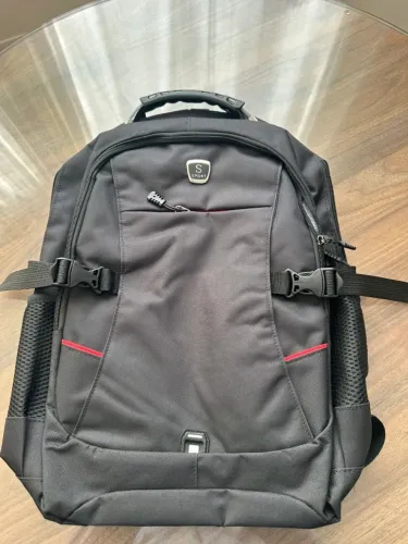 Mochila grande para notebook de ate 15 polegadas com USB para carregamento.