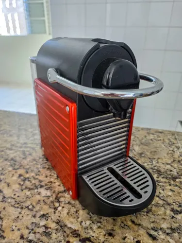 Cafeteira Nespresso Pixie vermelha