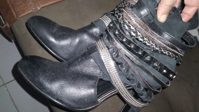 Botas Femininas Pretas com Detalhes