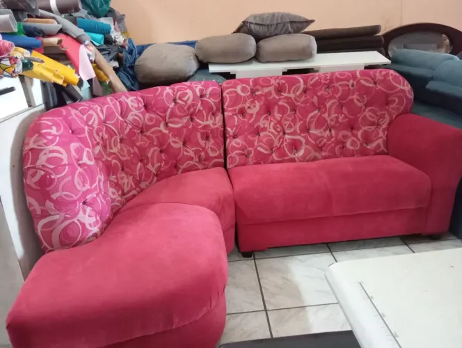 Sofá de canto vermelho botonê