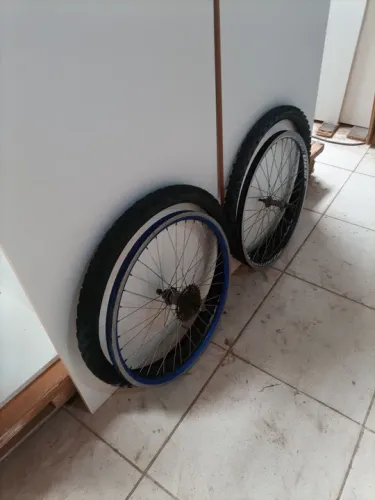 Vendo um par de folha Aero 24 + Dois pneus 24..