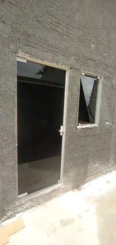 Porta e Janela de Vidro com Estrutura de Alumínio