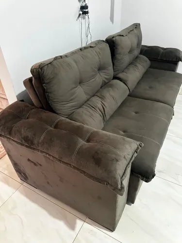 Vendo sofá retrátil e reclinável de 3 lugares, seminovo.