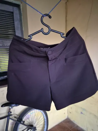 Short preto feminino, Tamanho M. Com defeito, faltando um botão
