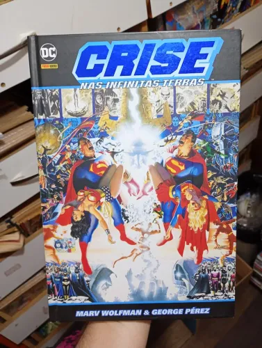 HQ capa dura crise nas infinitas terras