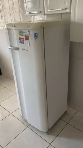Vende se geladeira