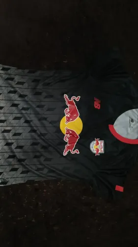 Camisa de time semi-nova, leve mancha na parte do abdômen, usada no máximo 5 vezes