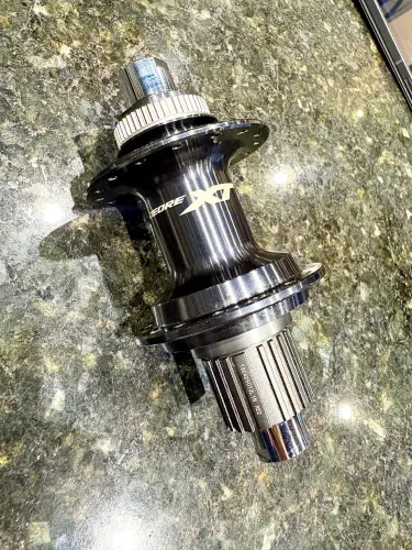 Cubo traseiro Shimano XT M8110
