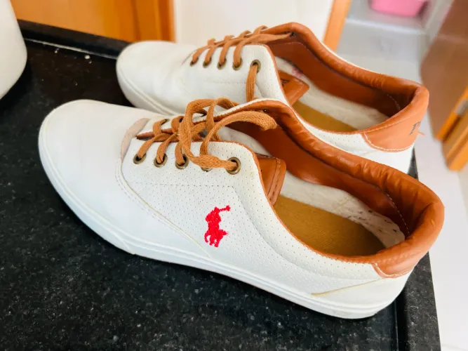 Tênis Polo Ralph Lauren Couro Branco Perfurado + Pony Vermelho Bordado - Estado de Novo.,