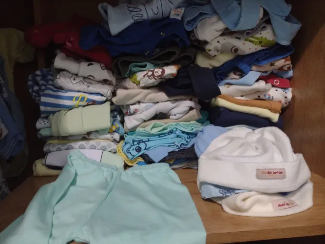 Vendo lote de roupa de bebê menino até os 9 meses , e um carrinho