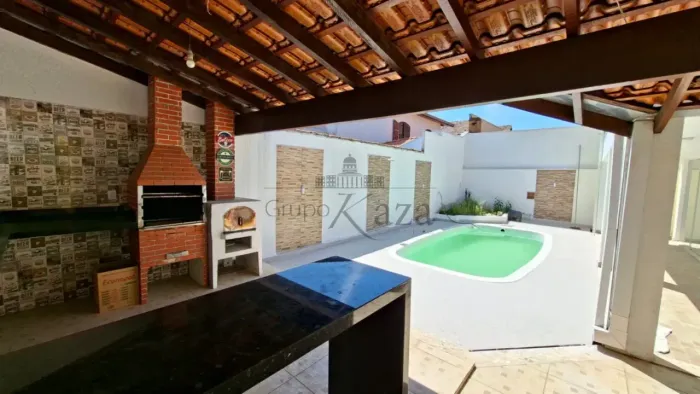 Casa em Condomínio - Residencial - No bairro Jardim das Colinas - 4 Dormitórios - 245m²