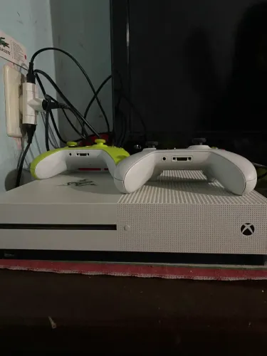 Xbox One S + 2 controles