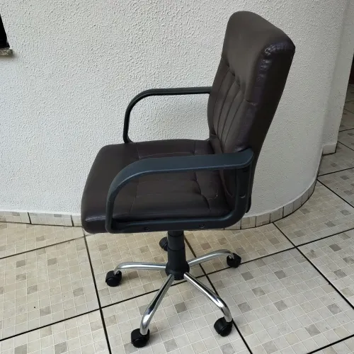 Cadeira de escritório executiva giratória marrom