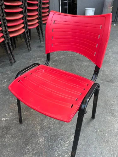 Vendo cadeiras empilháveis em plástico resistente (polipropileno)