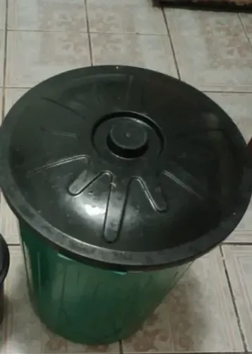 Balde plástico 100 litros com tampa. Usado e em bom estado.