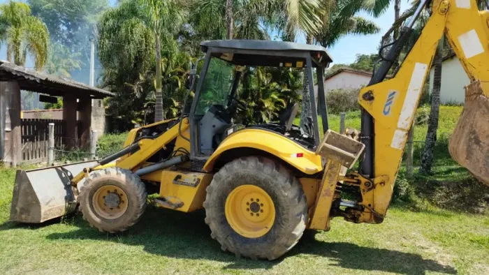 Máquina Retroescavadeira New Holland 