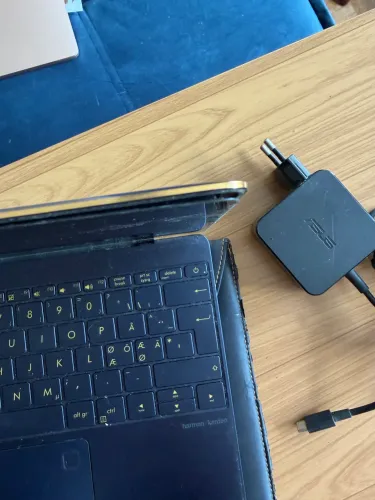 Notebook Asus Zenbook 3 com a tela queimada