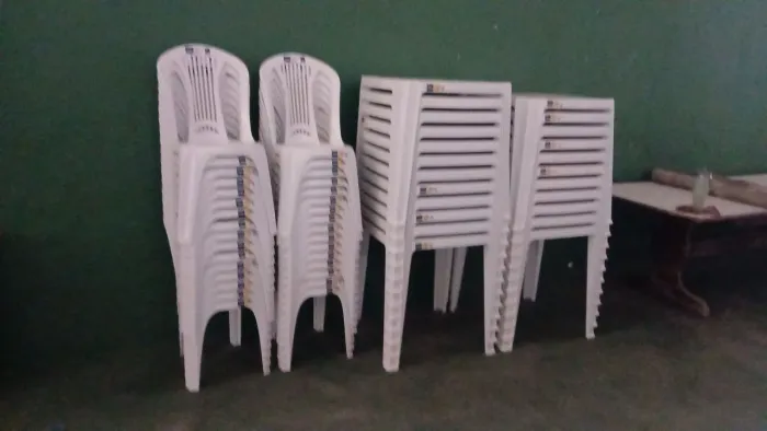 Locação de Mesas e Cadeiras ( NOVAS). Alugamos separadamente também.