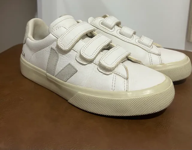Tenis Veja ORIGINAL seminovo número 35 - branco