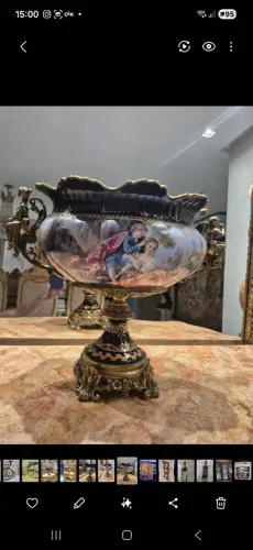 Centro de mesa em porcelana com cenas galantes, ouro e bronze
