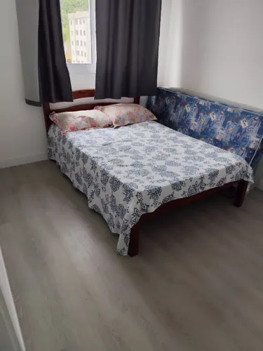 Vende-se Cama de casal com colchão 