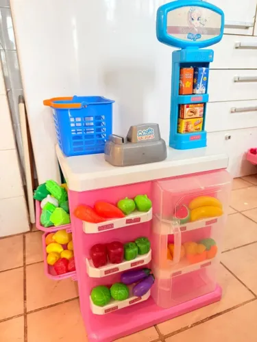 Mini lojinha mercadinho sacolao com diversos itens com cestinha de compras e caixa