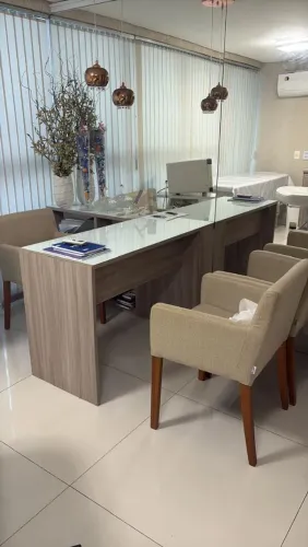 Cadeiras e mesa com vidro
