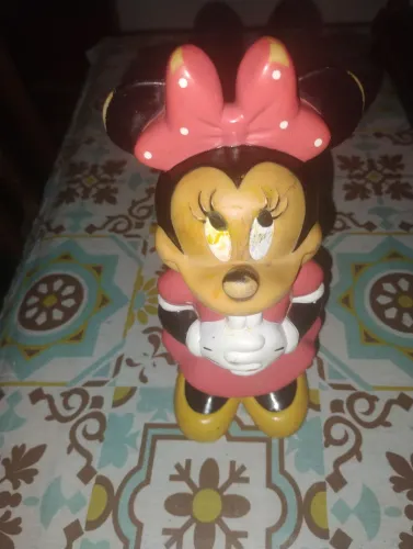 Vendo uma boneca que e um copo e uma garrafa que usa canudo da Disney dos anos 80
