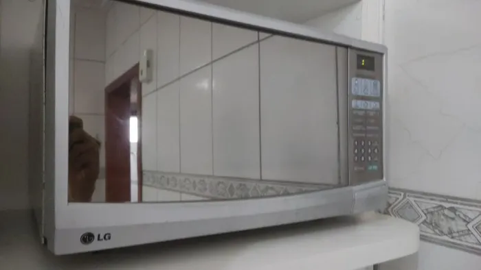 Microondas LG com grill 34 litros espelhado digital